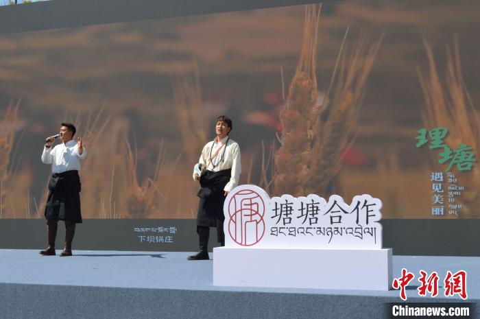 “康巴漢子”現(xiàn)場獻唱。　朱凌捷 攝