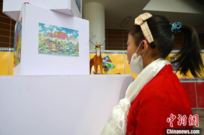 圖為學(xué)生參觀繪畫展?！≮w朗 攝