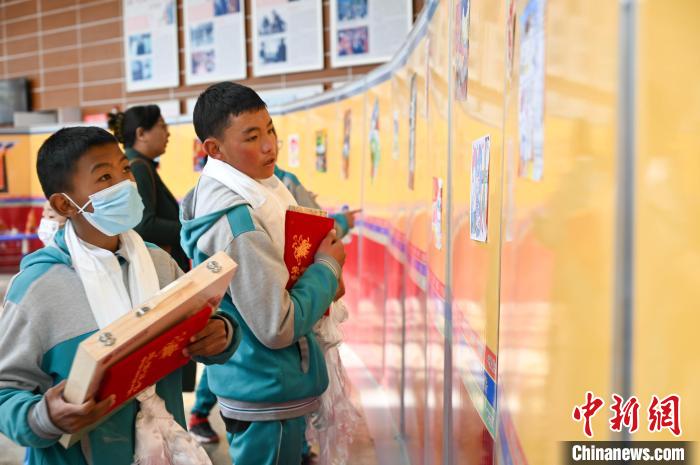 圖為學(xué)生參觀繪畫展?！≮w朗 攝