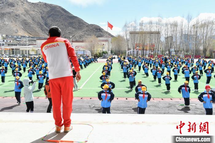 圖為學(xué)生在跳繩教練齊景龍的指導(dǎo)下做準(zhǔn)備運(yùn)動(dòng)?！∝暩聛?lái)松 攝