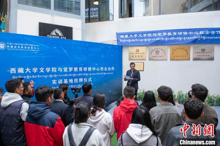 圖為企業(yè)代表發(fā)言?！∝暩聛?lái)松 攝