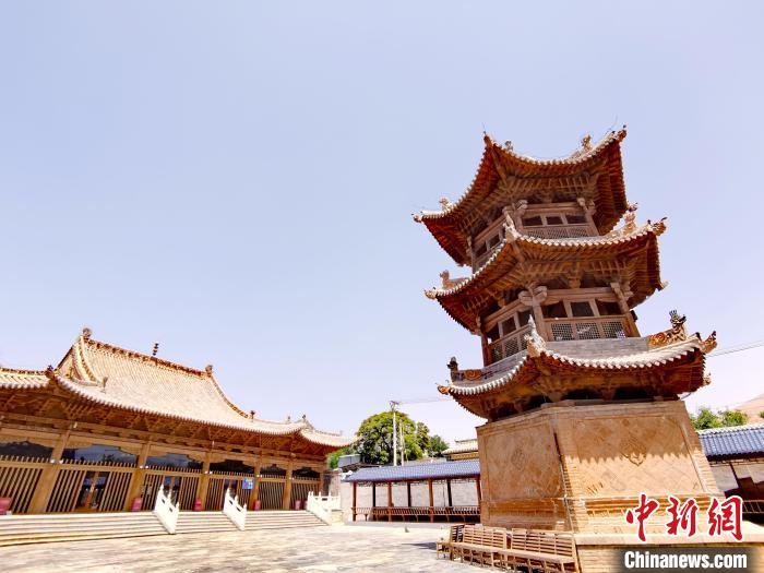 圖為阿河灘清真寺局部。　張?zhí)砀?攝