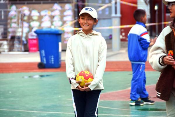 在高原上教孩子們打手球，“慢慢兒來(lái)，甭著急！”