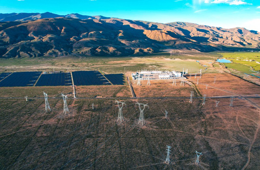 阿里與藏中電網(wǎng)聯(lián)網(wǎng)工程和沿線光伏電站。趙清鵬攝