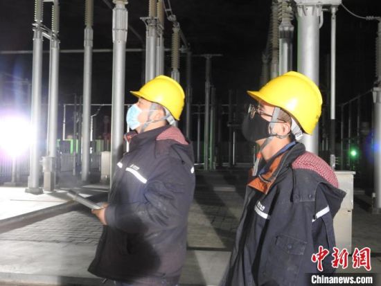 圖為5月10日凌晨，國網(wǎng)青海檢修公司柴達木換流站運維人員在進行柴拉直流系統(tǒng)停電操作。　姚曉英 攝