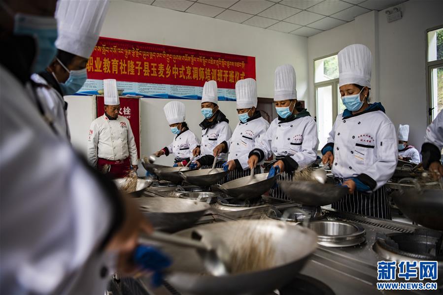 （新華全媒頭條·走向我們的小康生活·圖文互動(dòng)）（2）扎西德勒，我們的新家園——西藏易地扶貧搬遷搬出幸福美好新生活