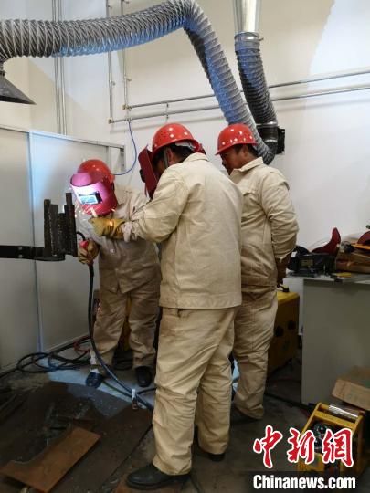 圖為學(xué)員正在進(jìn)行電焊技能學(xué)習(xí)?！》尔惙?攝