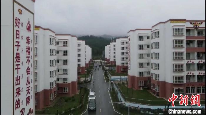 越西縣最大的易地扶貧搬遷安置點(diǎn)——城北感恩社區(qū)?！『武?攝