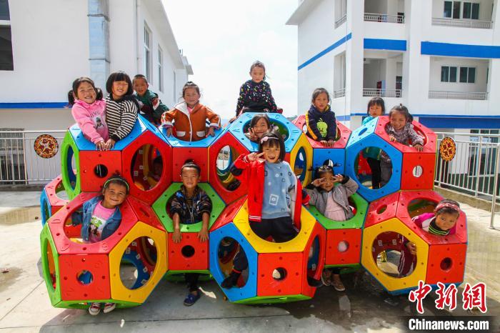 喜德縣一學(xué)校內(nèi)，孩子們露出開心的笑容?！柟拍救?攝