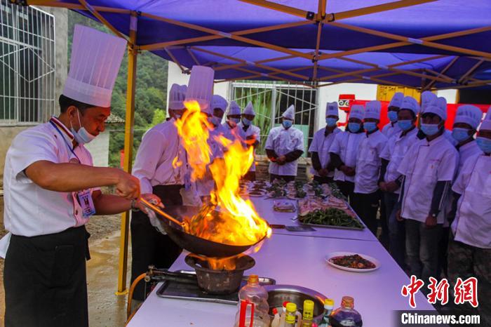 喜德縣冕山鎮(zhèn)舉辦的廚師培訓(xùn)班上，老師正在示范回鍋肉的做法。　爾古木三 攝