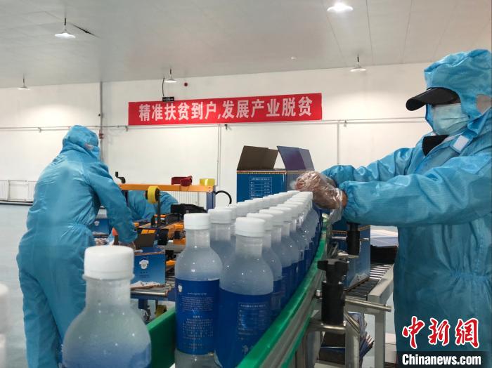 圖為阿里地區(qū)措勤縣某飲用水加工公司，該公司以“基地+公司+貧困民眾”為運(yùn)營(yíng)模式，帶動(dòng)貧困民眾68戶232人?！≈x牧 攝