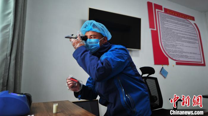 圖為8月11日，西藏那曲市聶榮縣色慶鄉(xiāng)雜瑪多種經(jīng)營合作聯(lián)合社質(zhì)檢員對從各牧場收集上來的牛奶進行質(zhì)量檢測。色慶鄉(xiāng)統(tǒng)籌全鄉(xiāng)28個行政村的合作社，成立了擁有規(guī)范管理體系的合作聯(lián)合社，整合集體草場建立5座牧場，各牧場按照計分制統(tǒng)一放牧，畜產(chǎn)品實行定點、定時、定人收購，再統(tǒng)一檢測、加工、出售，建立了完整的牧業(yè)全產(chǎn)業(yè)鏈(資料圖)。　張偉 攝