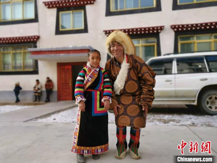 圖為2020年1月16日，搬遷至那曲市安多縣卓格扶貧小區(qū)的農(nóng)牧民在新家外面合影(資料圖)?！垈?攝