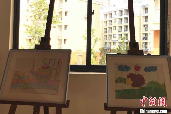 圖為會(huì)澤縣城易地扶貧搬遷點(diǎn)一所小學(xué)內(nèi)擺放著的學(xué)生畫(huà)作?！】姵?攝