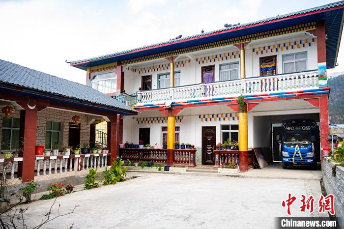 1月30日，嘎腰村，僜人苦梅夏自家的兩層樓房。<a target='_blank' ><p  align=