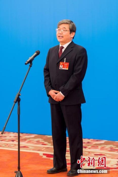 3月10日，全國政協(xié)十三屆四次會議第三場“委員通道”采訪活動在北京人民大會堂新聞發(fā)布廳舉行。圖為全國政協(xié)委員阿拉坦倉通過網(wǎng)絡(luò)視頻方式接受媒體采訪。<a target='_blank' ><p  align=