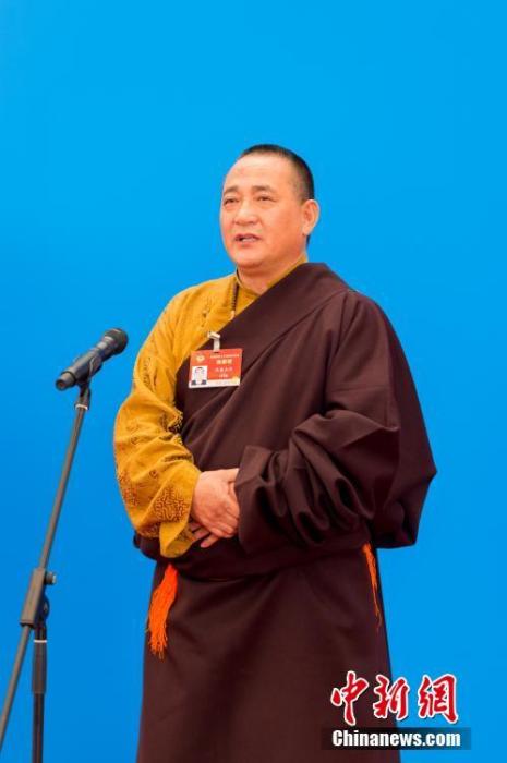 3月10日，全國政協(xié)十三屆四次會議第三場“委員通道”采訪活動在北京人民大會堂新聞發(fā)布廳舉行。圖為全國政協(xié)委員洛桑山丹通過網(wǎng)絡(luò)視頻方式接受媒體采訪。<a target='_blank' ><p  align=