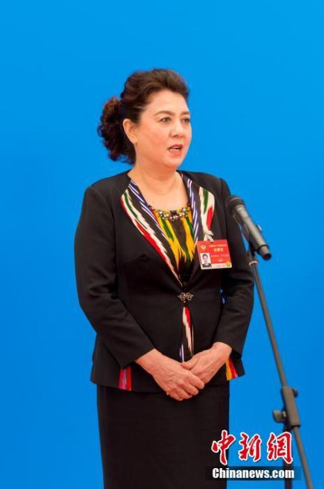 3月10日，全國政協(xié)十三屆四次會議第三場“委員通道”采訪活動在北京人民大會堂新聞發(fā)布廳舉行。圖為全國政協(xié)委員古麗帕麗·阿不都拉通過網(wǎng)絡(luò)視頻方式接受媒體采訪。<a target='_blank' ><p  align=
