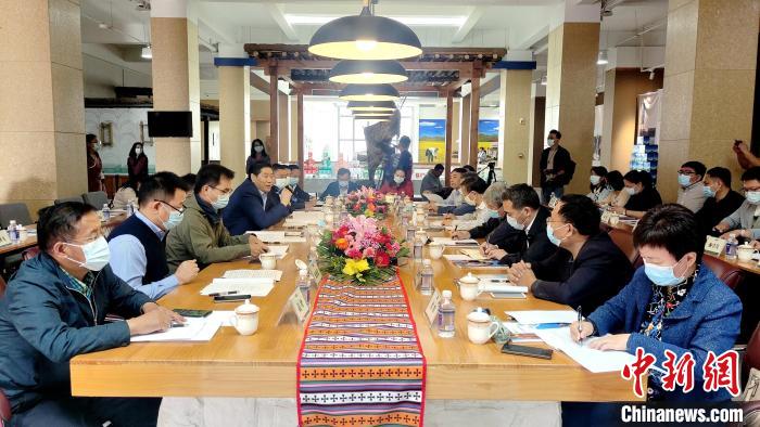 圖為國(guó)家糧食產(chǎn)業(yè)(青稞深加工)技術(shù)創(chuàng)新分中心在西藏拉薩掛牌儀式現(xiàn)場(chǎng)?！∝暽＠?攝