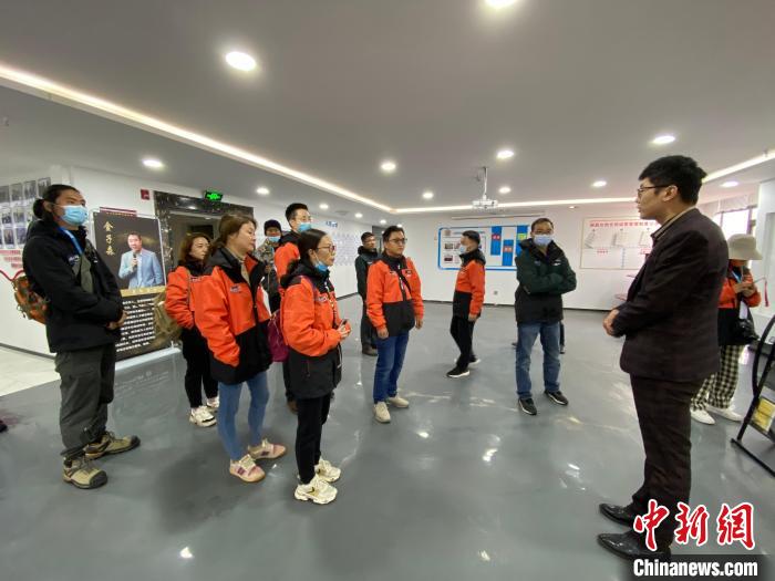 圖為2021瀾湄萬里行中外媒體在昌都新區(qū)采訪?！±罱瓕?攝