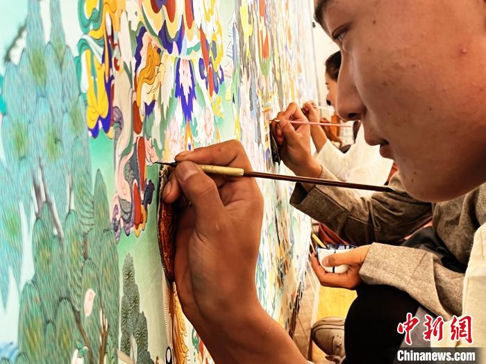 圖為畫師繪畫唐卡?！●R文莉 供圖