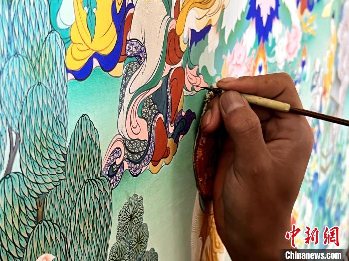 圖為畫師繪畫唐卡?！●R文莉 供圖