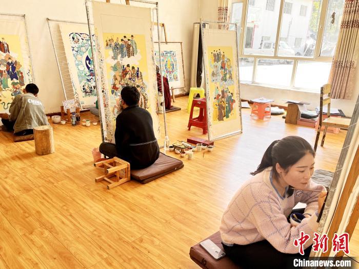 圖為畫室內(nèi)學(xué)徒練習(xí)繪畫唐卡?！●R文莉 供圖