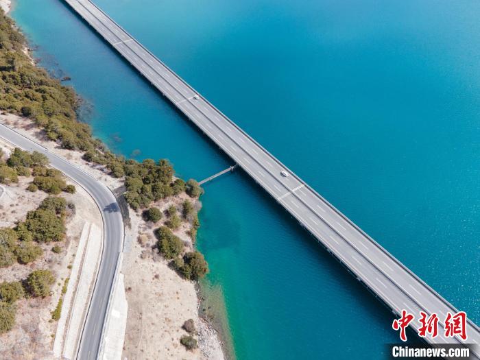 圖為西藏林拉高等級公路多布湖段風光?！〗w波 攝