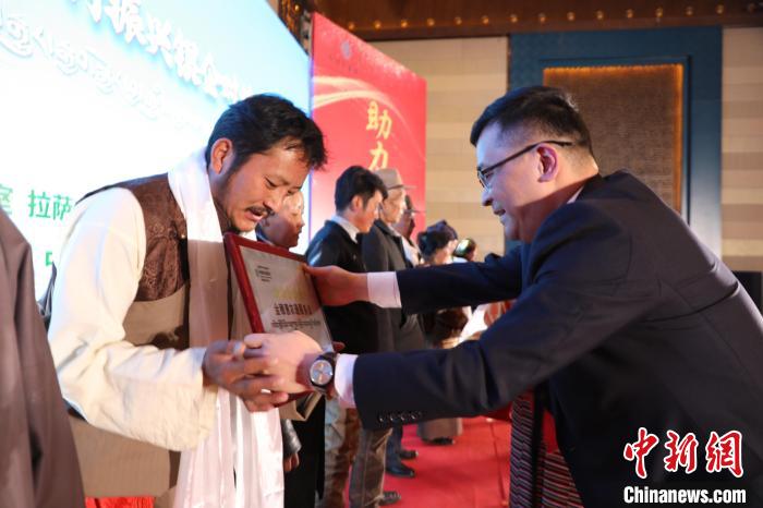 圖為拉薩市銀企對接洽談會現(xiàn)場?！「裆愔?攝