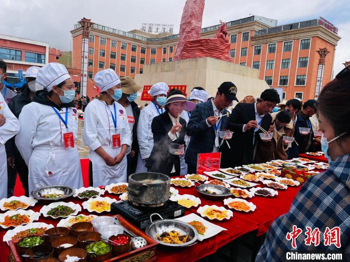 圖為2022年，班戈縣“鄉(xiāng)村振興那曲奮進”廚藝大賽現(xiàn)場。資料圖 那曲市“鄉(xiāng)村振興 那曲奮進”活動辦供圖