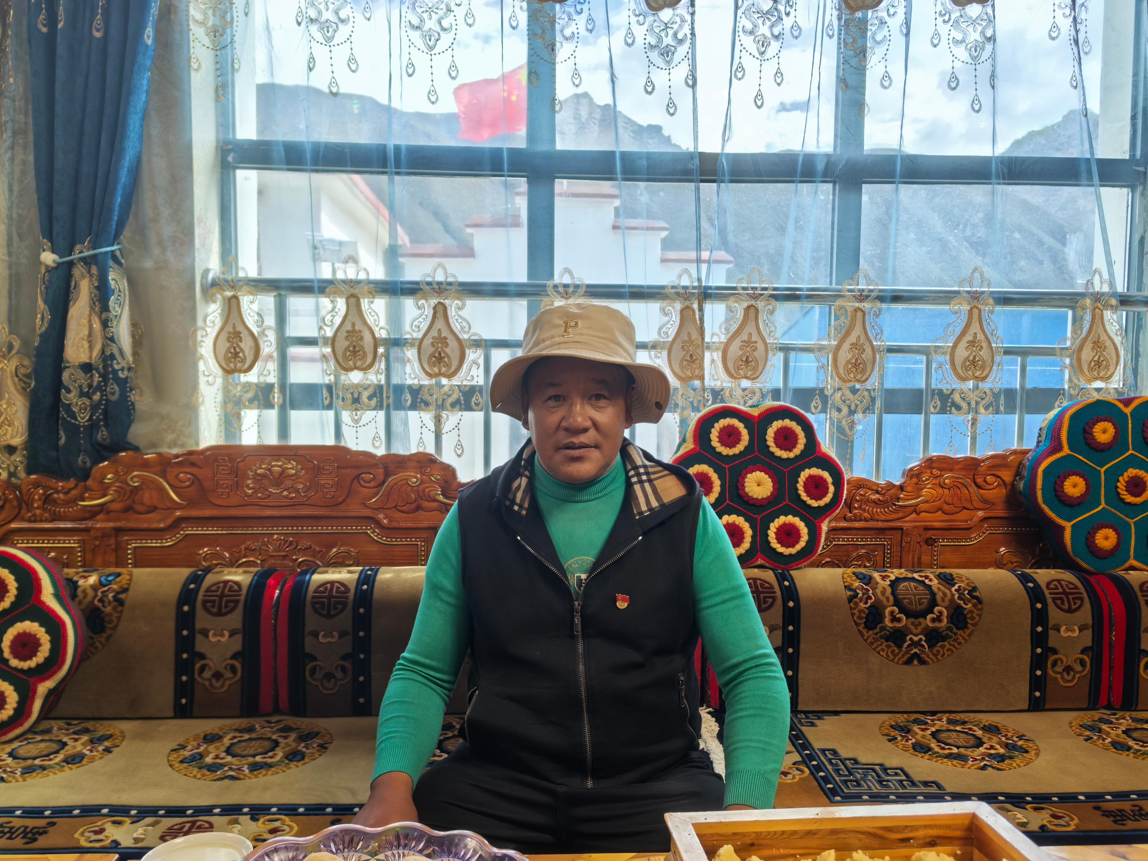 斯定咔村村民在自家客廳。 人民網(wǎng)記者 黃玉琦攝