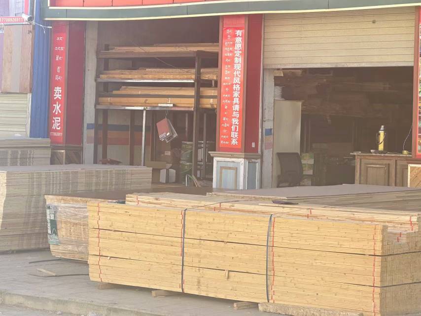 白朗縣頗羅鼐大道西段人行道擺放建材。圖片由留言網(wǎng)友提供