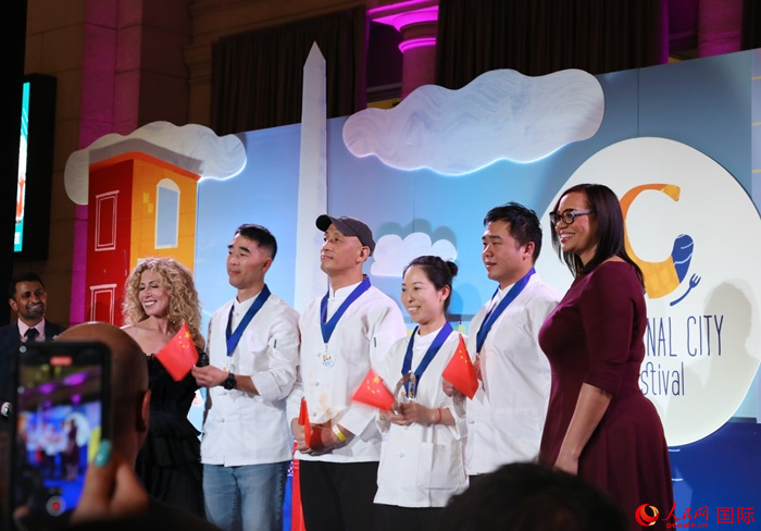 中國(guó)駐美國(guó)大使館的4名廚師榮獲專業(yè)評(píng)審亞軍。人民網(wǎng)記者 李志偉攝