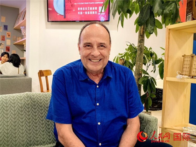 巴西坎皮納斯州立大學(xué)文學(xué)院資深教授弗朗西斯科·福特·哈德曼接受人民網(wǎng)專(zhuān)訪(fǎng)。人民網(wǎng)記者 符園園攝