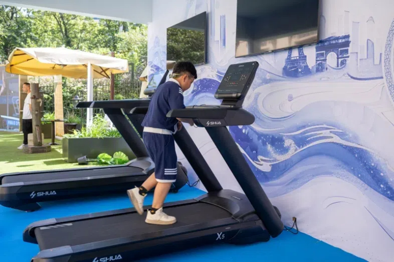 小朋友在智慧體育公園體驗跑步機。巴黎