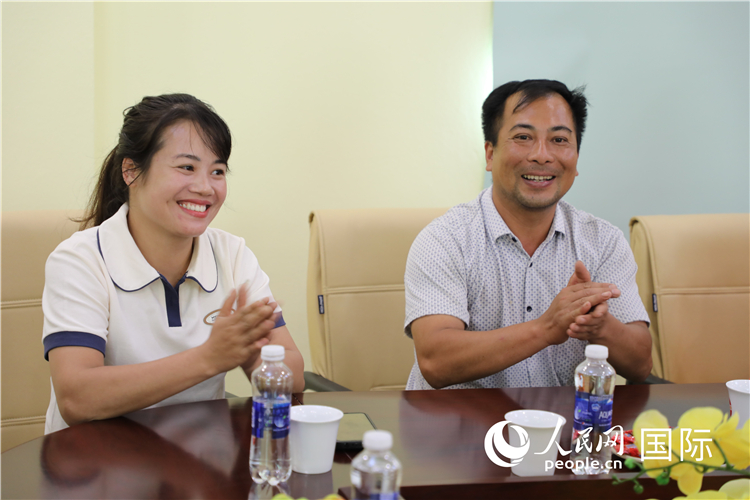 越南沙巴市黃連寄宿制民族小學(xué)老師阮氏秋姮、阮文享。人民網(wǎng)記者簡承淵攝