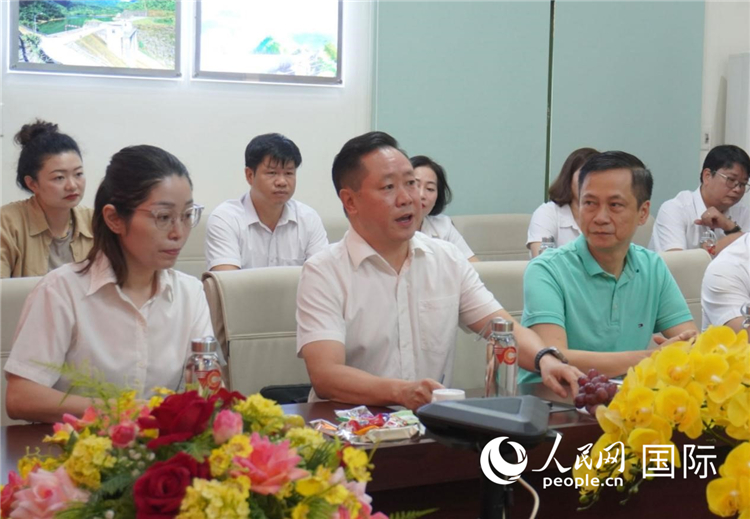 越中電力公司董事長李志雄（前排左二）介紹越南電力情況。葛沙莎攝