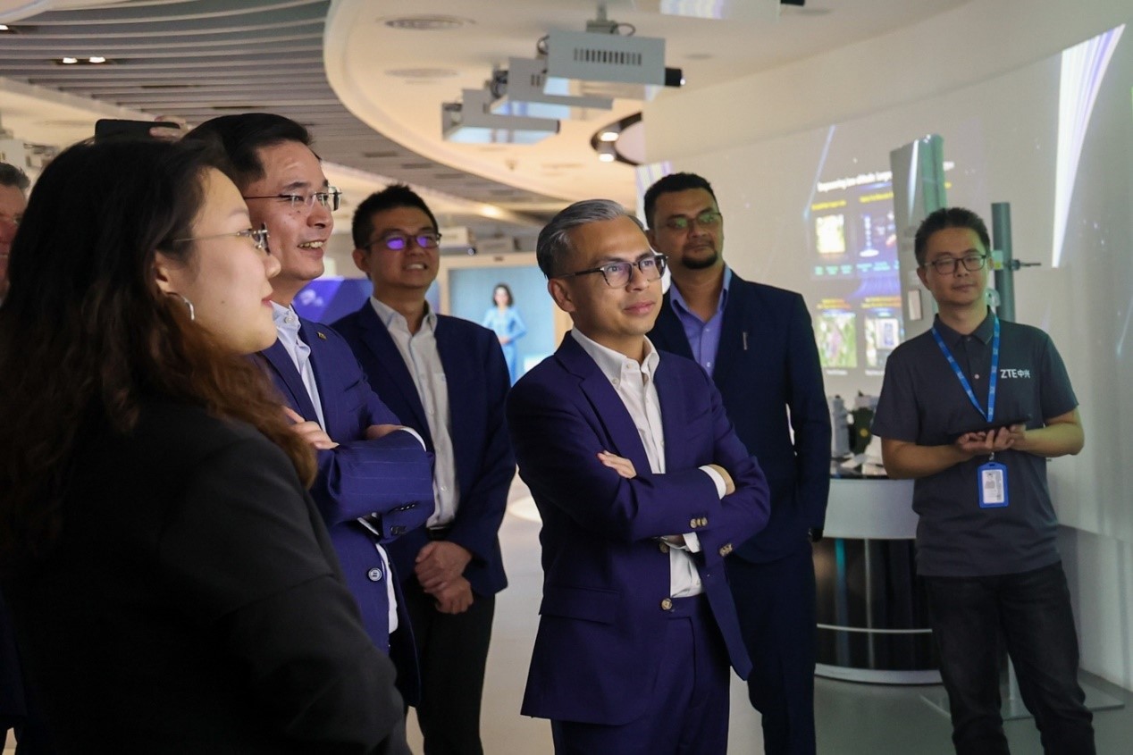 馬來西亞通訊部長法米·法茲（右三）在華訪問中國知名通信企業(yè)。（照片由馬來西亞通訊部提供） (1)