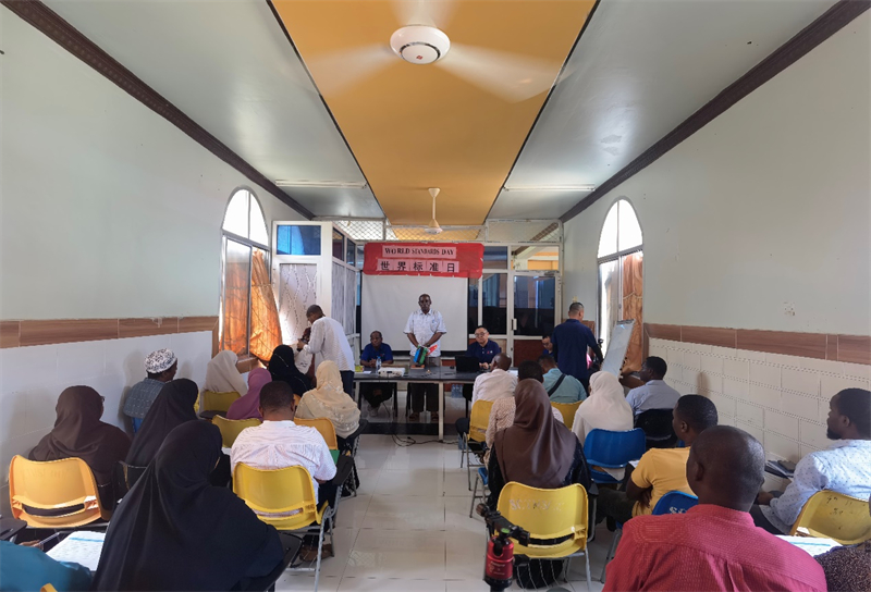 奔巴衛(wèi)生署醫(yī)政處處長(zhǎng)馬蘇德致辭。施亮攝（專家組供圖）