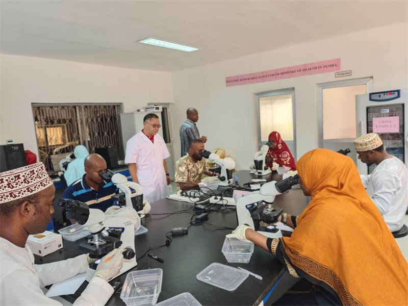 實(shí)驗(yàn)室操作培訓(xùn)現(xiàn)場(chǎng)。徐張懿攝。（專家組供圖）