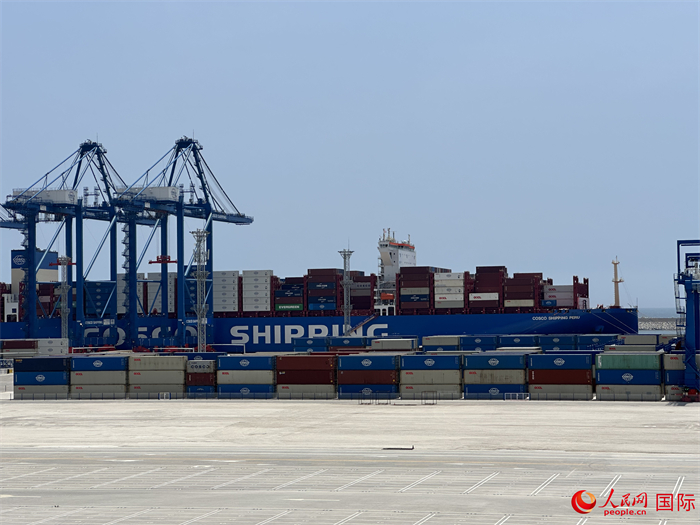 當?shù)貢r間11月15日，秘魯錢凱港碼頭操作區(qū)現(xiàn)場。人民網(wǎng)記者 周雨攝