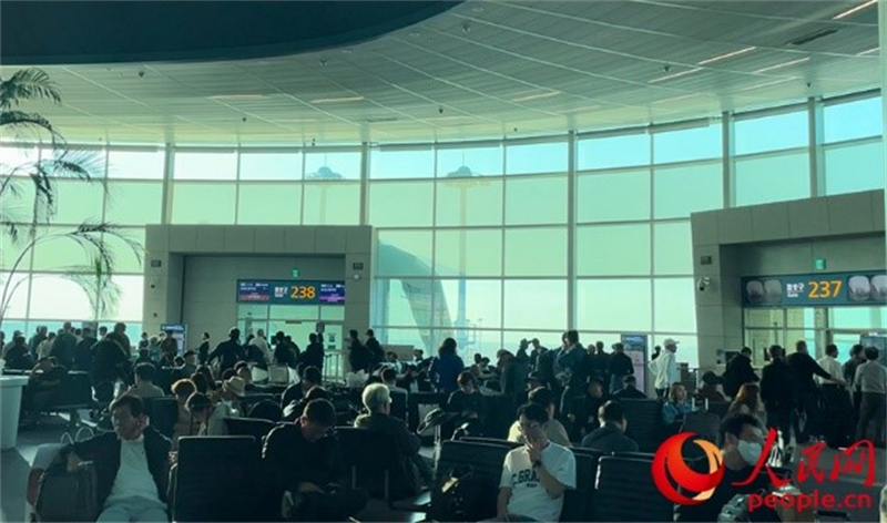 仁川機場等待登機的旅客。人民網(wǎng) 李帆攝