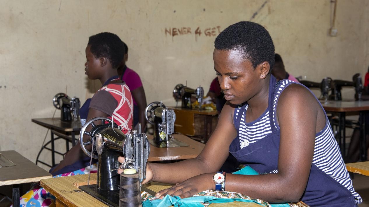 蕾切爾在接受縫紉技能培訓(xùn)。田雨攝