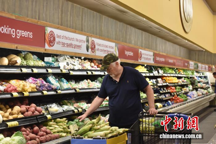 當(dāng)?shù)貢r(shí)間7月18日，美國(guó)密歇根大學(xué)公布報(bào)告顯示，7月美國(guó)消費(fèi)者信心指數(shù)升至61.8，為近5個(gè)月以來(lái)的最高值。圖為美國(guó)民眾在馬里蘭州羅克韋爾一超市購(gòu)物。 <a target='_blank' href='/' _fcksavedurl='/'><p  align=