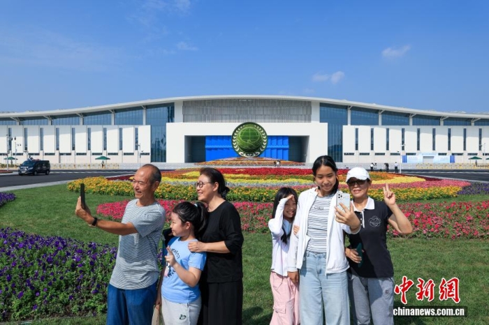 8月31日，天津，市民在2025年上海合作組織峰會主會場外自拍。當(dāng)日，2025年上海合作組織峰會在天津舉行。<a target='_blank' href='/'><p  align=