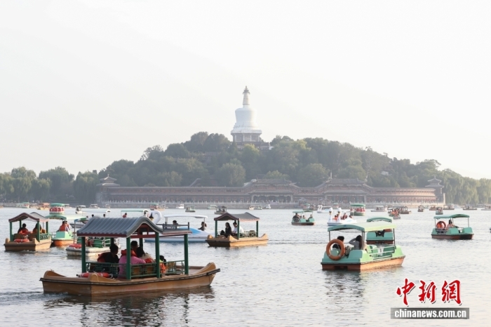 10月7日，國慶節(jié)、中秋節(jié)假期進入尾聲，北京北海公園熱度不減，不少市民游客在公園乘船游玩。<a target='_blank' href='/' _fcksavedurl='/'><p  align=