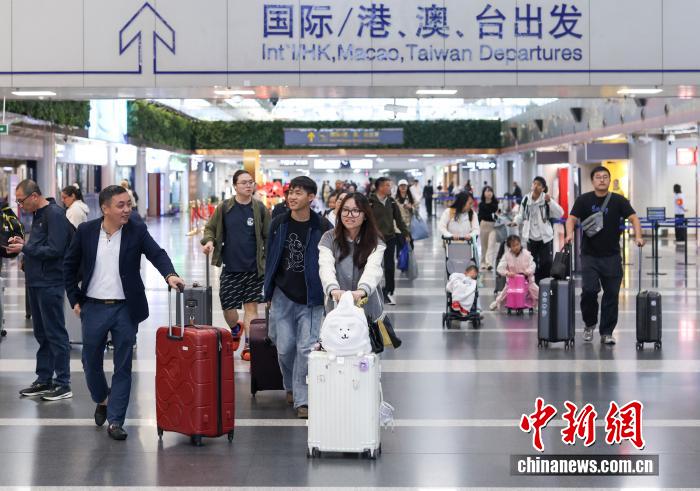 10月8日是國慶中秋假期最后一天，大量旅客在北京首都國際機場出行。 <a target='_blank' href='/' _fcksavedurl='/'><p  align=