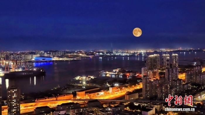 遼寧大連，中秋節(jié)一輪圓月從大連梭魚灣東方海岸線升起。