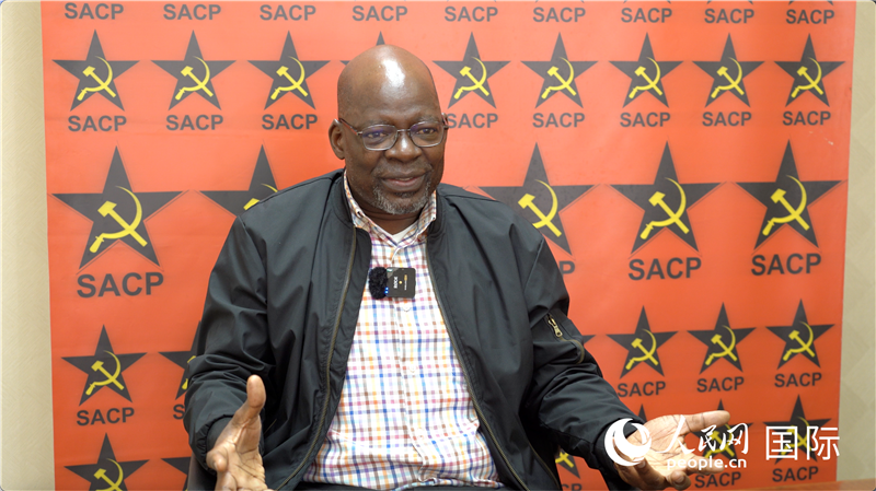 南非共產(chǎn)黨總書記索利 馬派拉接受人民網(wǎng)記者采訪。人民網(wǎng) 劉暢攝