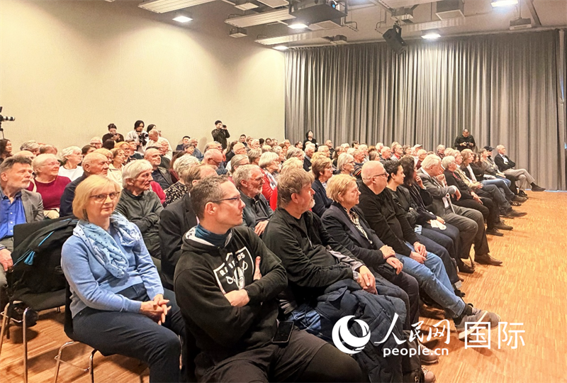 （當?shù)貢r間4月9日，柏林中國文化中心舉辦“中國故事”系列講座之“騎行中國：喜馬拉雅、絲綢之路與重走長征路”，圖為講座現(xiàn)場。 人民網(wǎng)記者 劉赫攝）